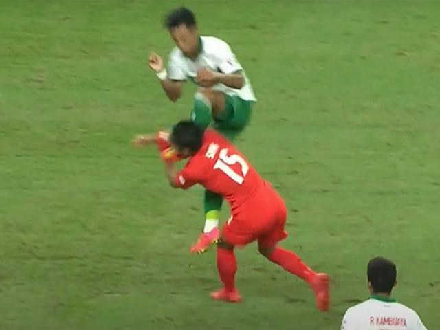 Kinh hoàng AFF Cup: SAO Indonesia tung cước đạp thẳng vào mặt cầu thủ Singapore