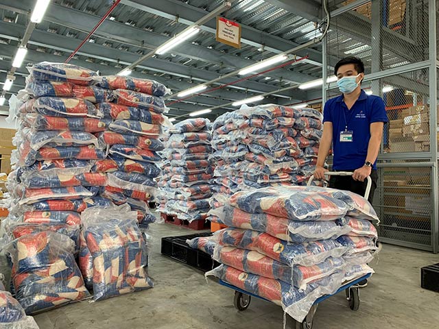 FPT Long Châu tri ân cộng đồng, mong Tết bình an với 210.000 ngày thuốc và 140 tấn gạo
