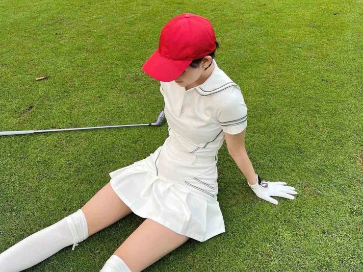 Đi xe sang 13 tỷ đồng nhưng Hiền Hồ chỉ thích mặc kiểu “váy nữ sinh“ mỗi lần chơi golf