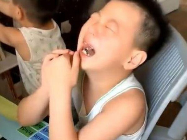 Cậu bé 7 tuổi xung phong dạy em trai học bài, chỉ 10 phút sau đã gào khóc nức nở
