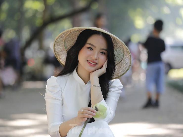 Mùa thu nắng vàng đẹp nao lòng, giới trẻ rộn ràng chụp ảnh trên con đường Hà Nội lãng mạn