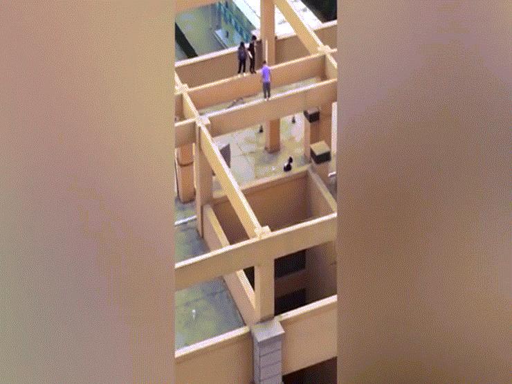 Thót tim nhìn 3 đứa trẻ mạo hiểm làm việc này trên tầng thượng tòa nhà 11 tầng