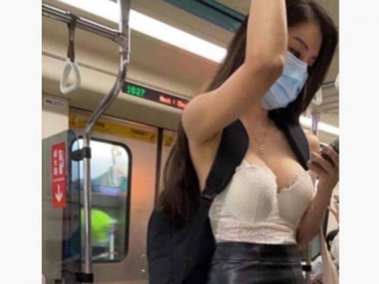 Lối ăn mặc bất chấp hoàn cảnh của chị em khi đi tàu điện khiến hành khách “toát mồ hôi“?