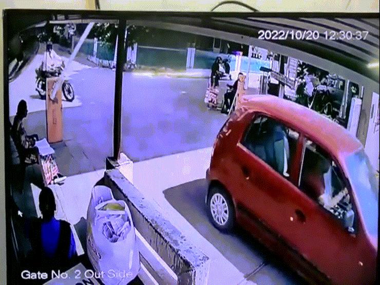 Video: Bám đuôi ô tô vừa qua barie tự động, người đàn ông gặp họa