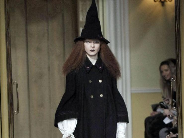Những trang phục sàn diễn thời trang lấy cảm hứng từ phù thủy cho Halloween