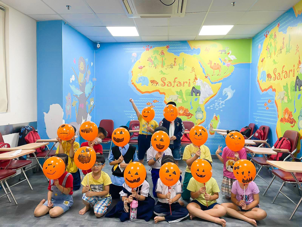Học tiếng Anh qua trải nghiệm văn hóa, VUS mang không khí Halloween đến từng lớp học - 3