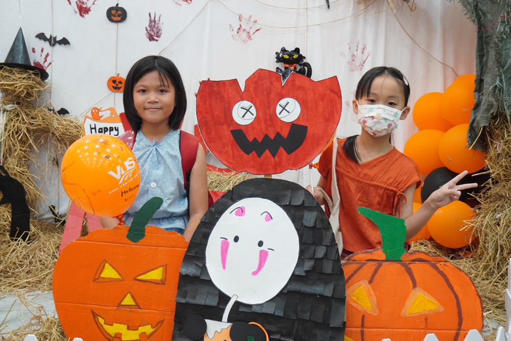 Học tiếng Anh qua trải nghiệm văn hóa, VUS mang không khí Halloween đến từng lớp học - 1
