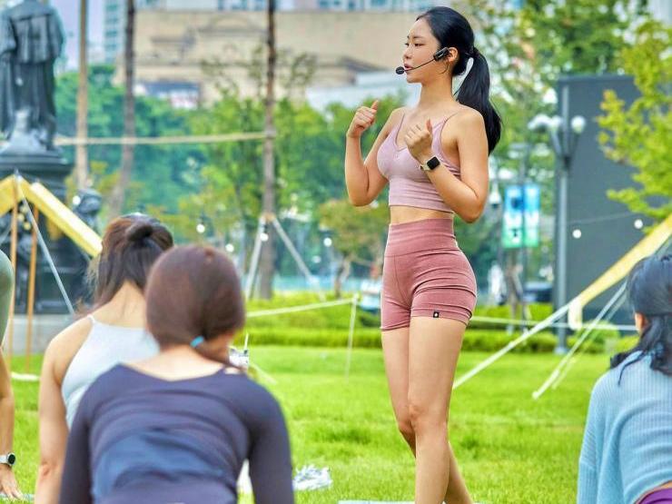 Người đẹp yoga “gây sốt“ khi diện đồ tập quyến rũ dạy học viên ở nơi công cộng