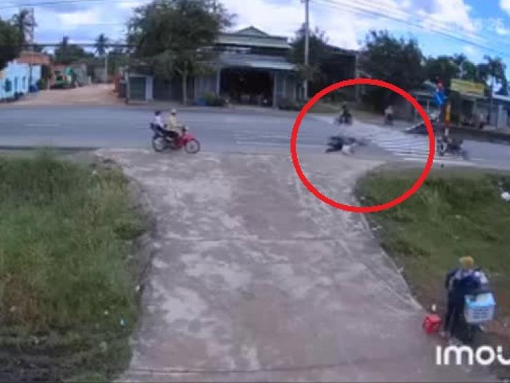 Clip: Phóng xe máy “xé gió“ tông văng xe sang đường, tài xế rước họa vào thân