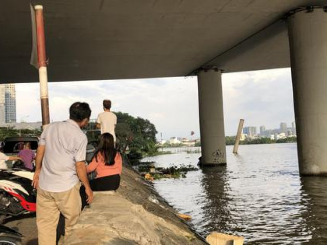 Lập bàn thờ tìm nam thanh niên thì thấy thi thể 1 phụ nữ trên sông Sài Gòn