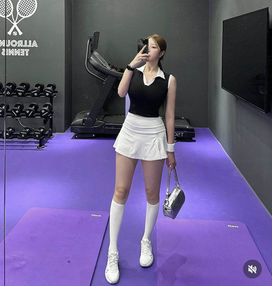 'Mỹ nhân khước từ 700 tỷ' mặc váy siêu ngắn, khoe đôi chân dài thon đẹp trong phòng gym - 3