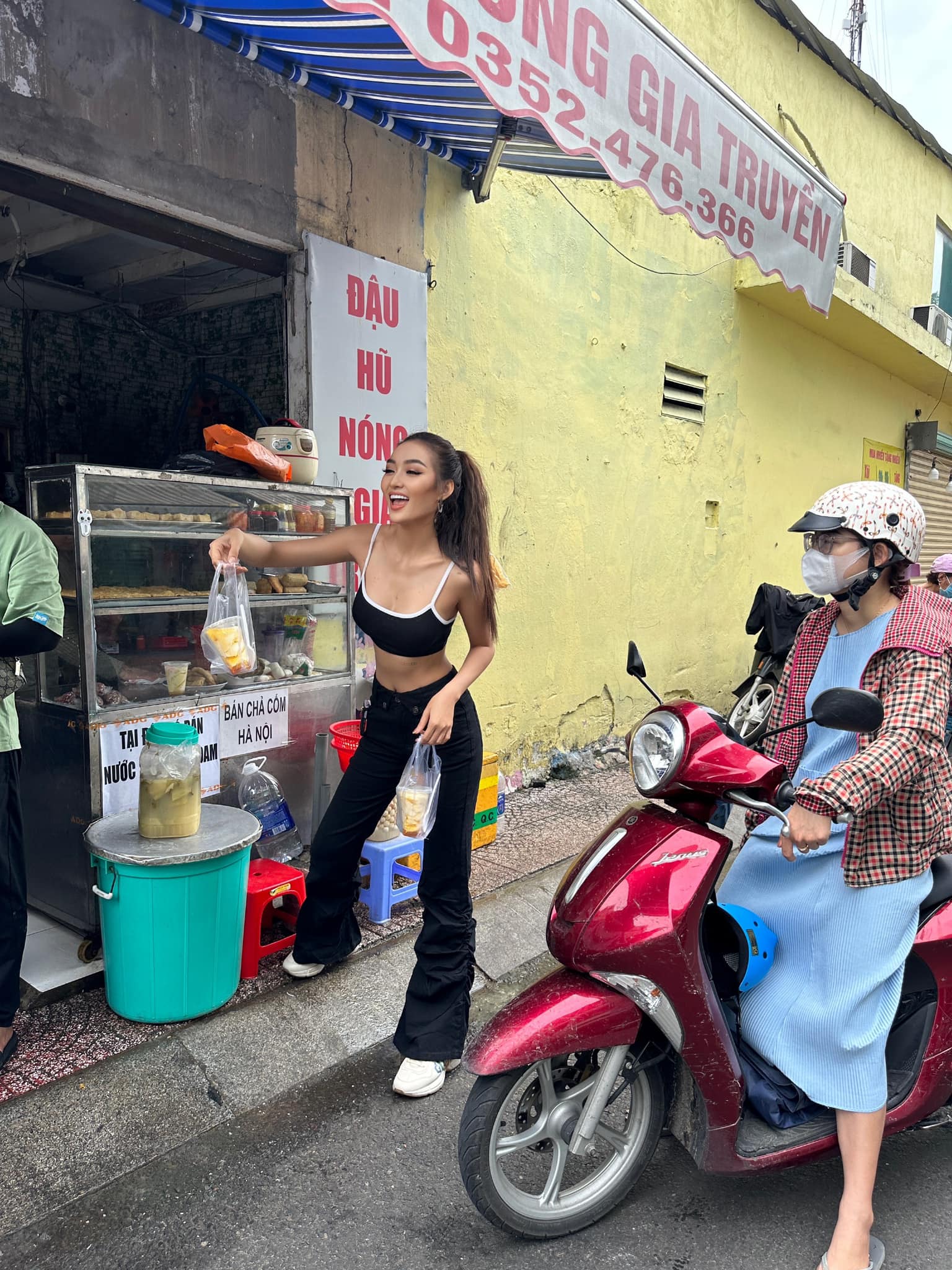 Cô gái Campuchia mặc 'thoáng' khi đi dạo phố sách TP.HCM, gây xôn xao MXH Việt - 8