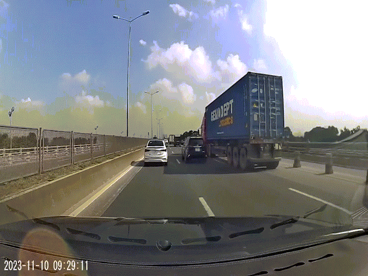 Clip: Container chuyển làn đột ngột khiến xe con suýt chui gầm