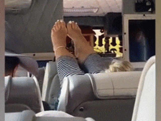 Nữ du khách có hành động xấu xí trên máy bay khiến người xem bức xúc