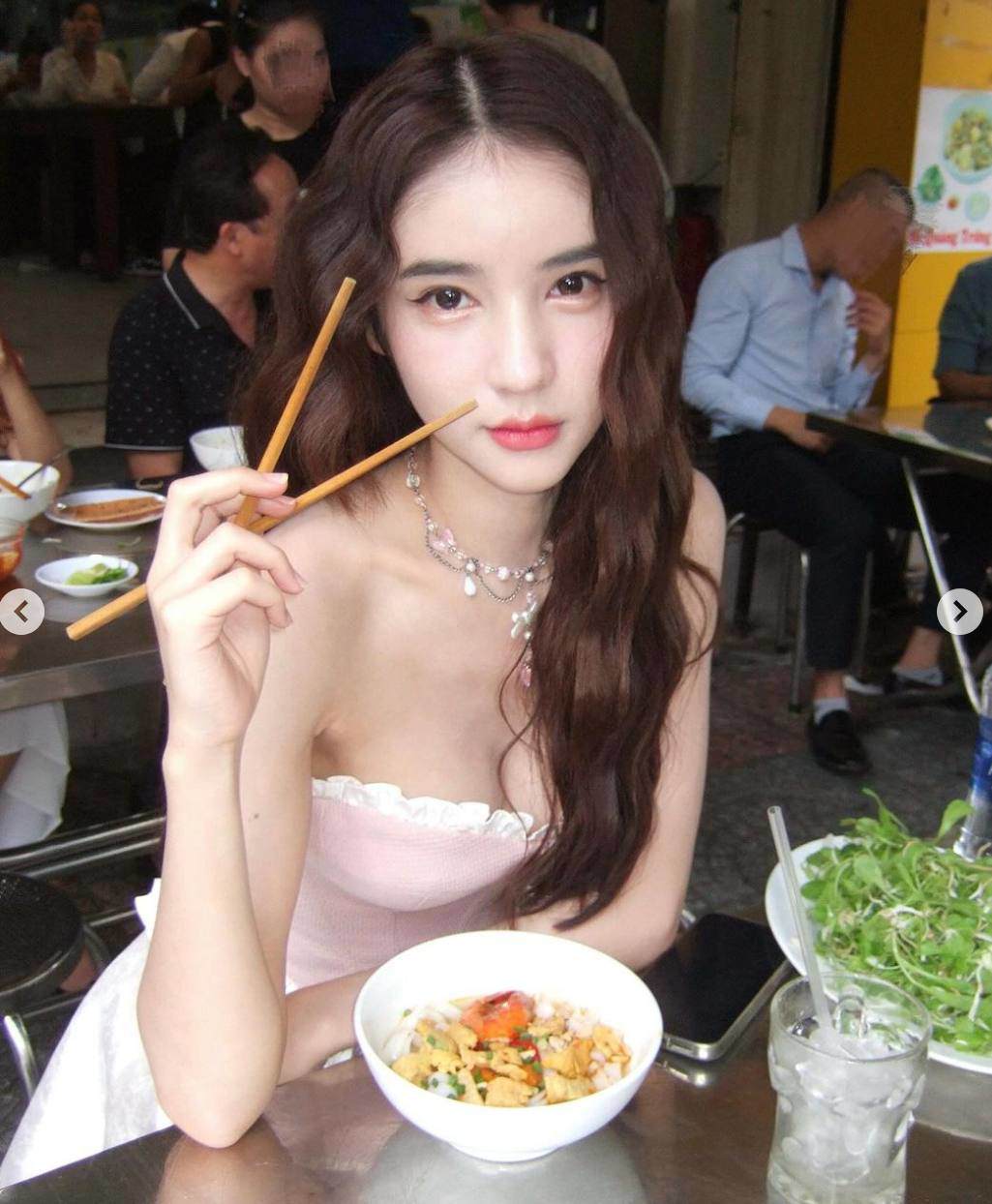 Danh tính 'nữ thần' xinh đẹp ngồi vỉa hè ăn mì Quảng hút 2,8 triệu fan theo dõi - 1